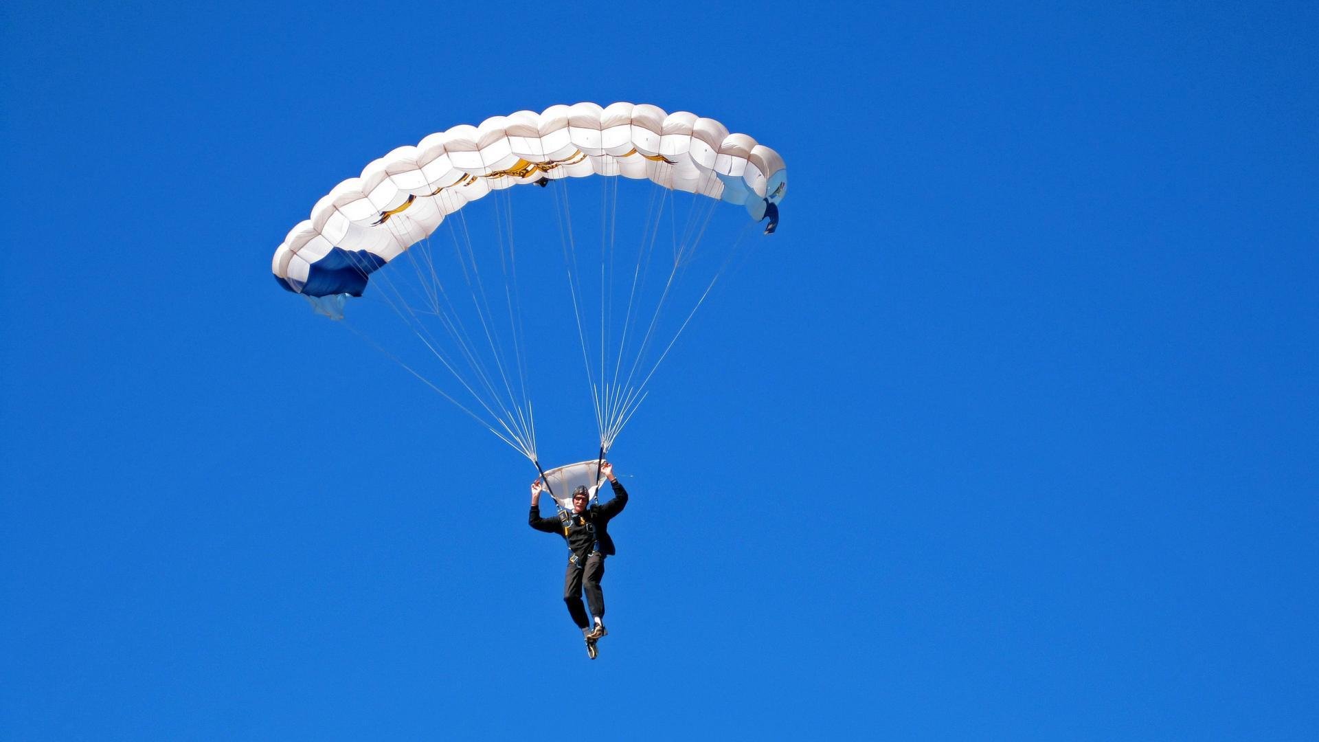 “豪车飙速：性能与速度的完美爆发”，豪车速度排名前100名