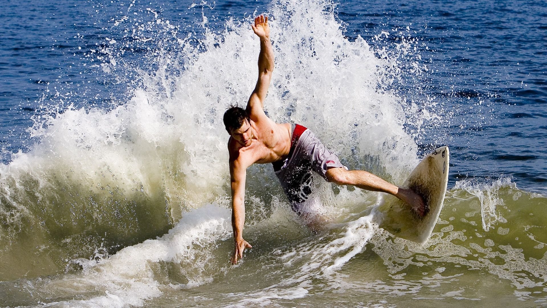 电竞赛事主持人团队全面提升，专业度再升级，电竞主持人靠什么赚钱