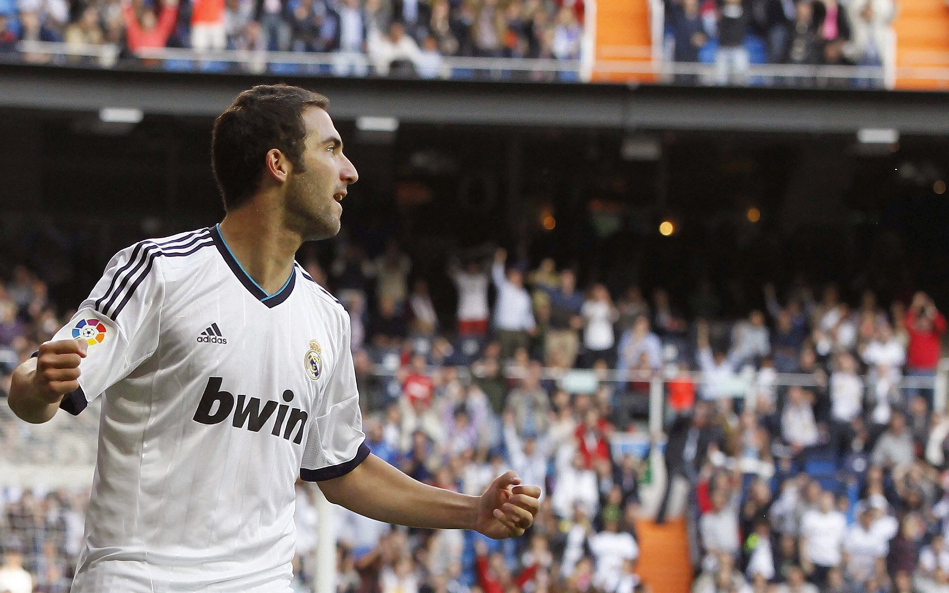 贝林厄姆当选英超最佳年轻球员，表现抢眼，贝尔英超最佳球员